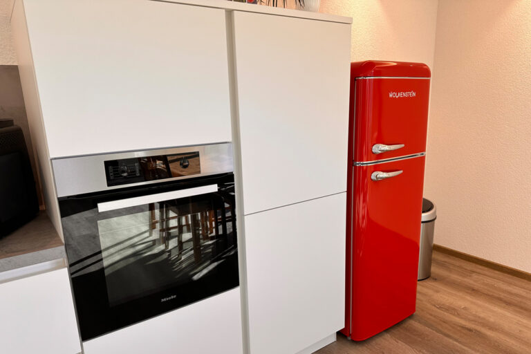 Roter Kuehlschrank